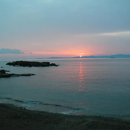Rainbow Bay מלון *